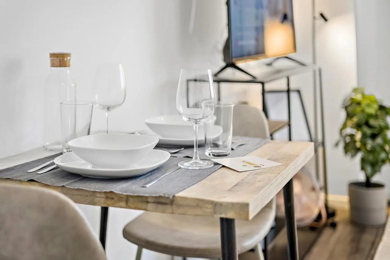 Luxomes - New Central Design Studio - Kitchen - Parking Ingolstadt Apartment